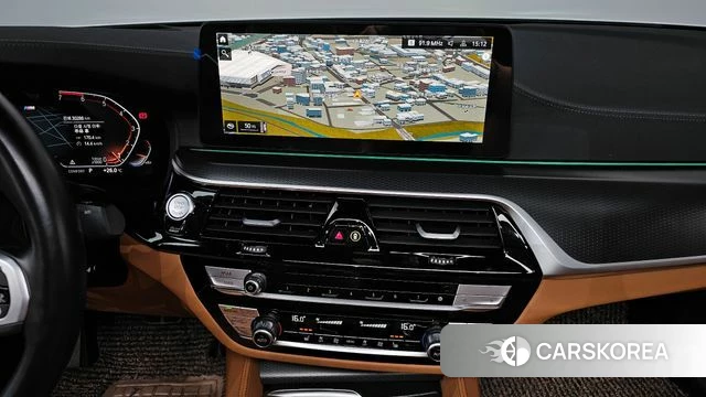 BMW 5 Series (G30) 2023 Белый из Кореи, фото 2
