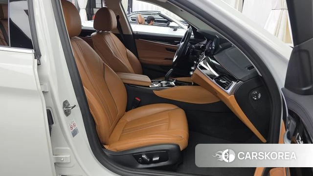 BMW 5 Series (G30) 2018 Белый из Кореи, фото 2