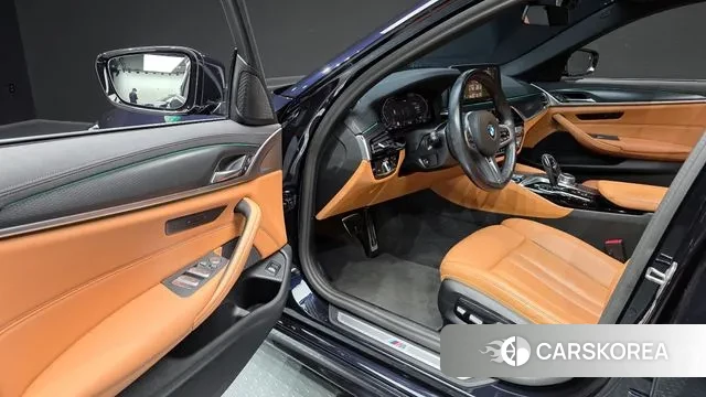 BMW 5 Series (G30) 2023 Черный из Кореи, фото 2