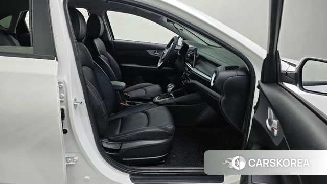 Kia The New K3 2nd generation 2021 Белый из Кореи, фото 2