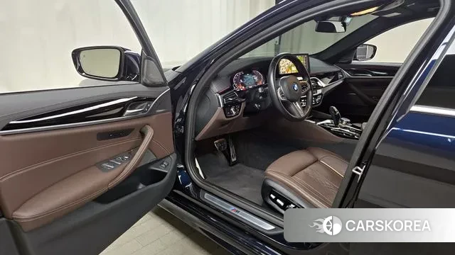 BMW 5 Series (G30) 2023 Черный из Кореи, фото 2