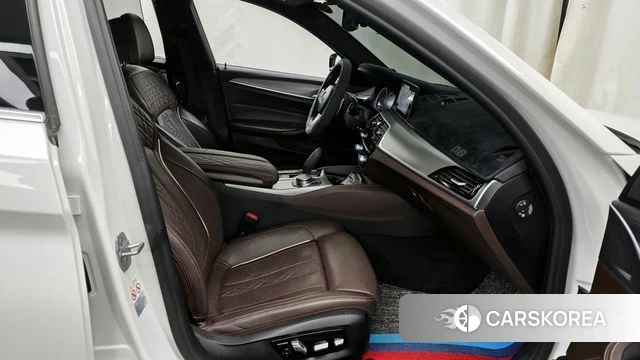 BMW 5 Series (G30) 2018 Белый из Кореи, фото 2