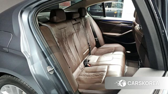 BMW 5 Series (G30) 2019 Серебристо-серый из Кореи, фото 2