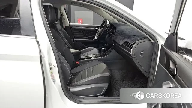 Volkswagen 7th Generation of Jetta 2024 Белый из Кореи, фото 2