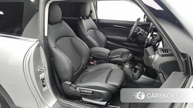 Mini Cooper 2023 Серебряный из Кореи, фото 2