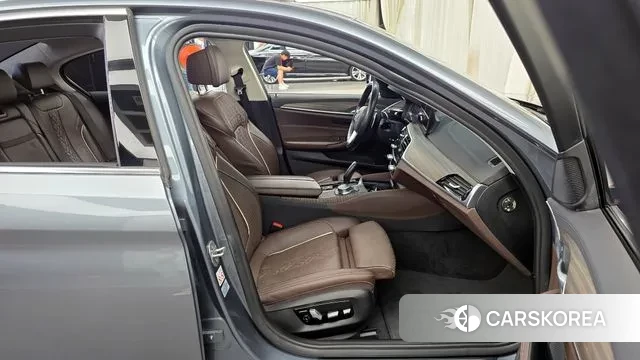 BMW 5 Series (G30) 2019 Серебристо-серый из Кореи, фото 2