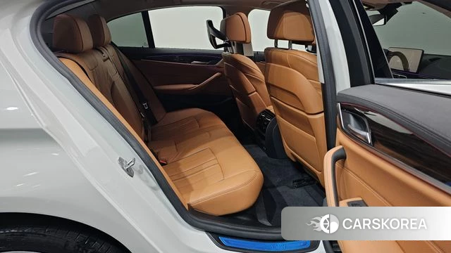 BMW 5 Series (G30) 2021 Белый из Кореи, фото 2