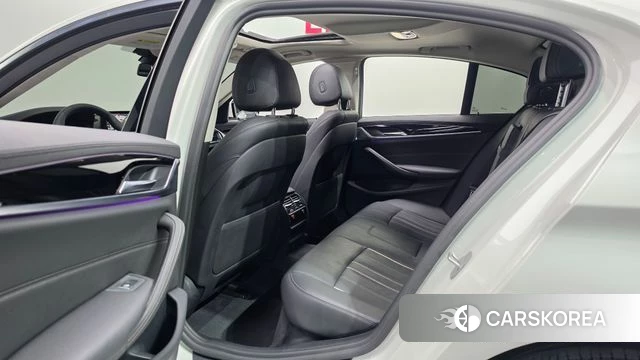BMW 5 Series (G30) 2019 Белый из Кореи, фото 2
