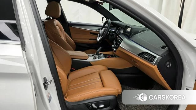BMW 5 Series (G30) 2018 Белый из Кореи, фото 2