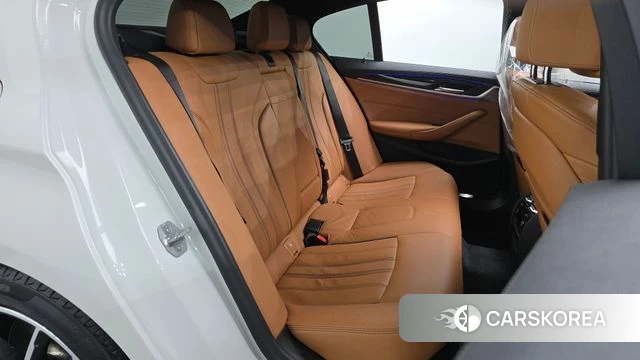 BMW 5 Series (G30) 2021 Белый из Кореи, фото 2