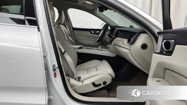 Volvo XC60 second Generation 2023 Белый из Кореи, фото 2