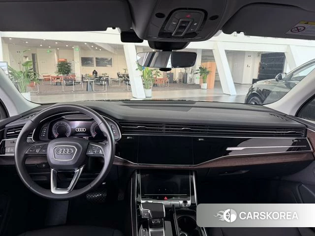Audi Q7 2023 Черный из Китая, фото 2