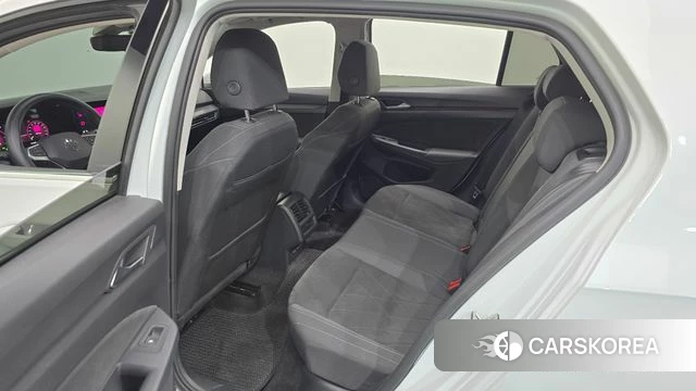 Volkswagen Golf 8th Generation 2023 Белый из Кореи, фото 2
