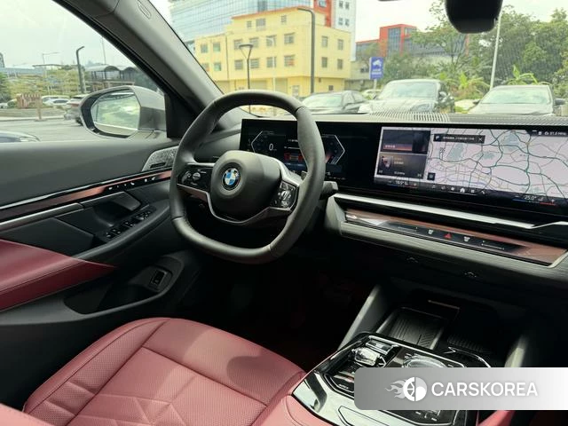BMW 5 series 2024 Серебристо-серый из Китая, фото 2
