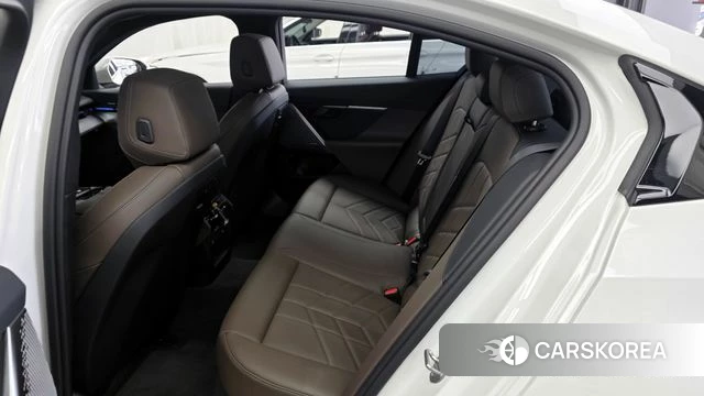 BMW 5 Series (G60) 2023 Белый из Кореи, фото 2