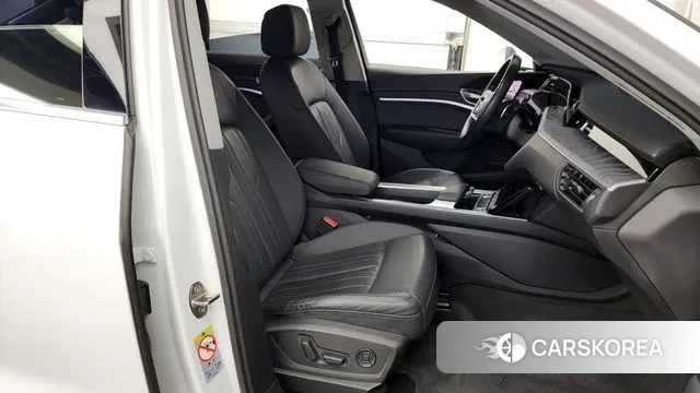 Audi e-Tron 2021 Белый из Кореи, фото 2