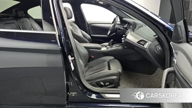 BMW 5 Series (G30) 2018 Черный из Кореи, фото 2