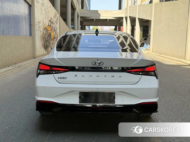 Hyundai Elantra 2023 Белый из Китая, фото 2