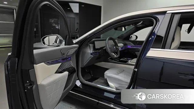 BMW 7 Series (G70) 2025 Серебряный двухцветный из Кореи, фото 2