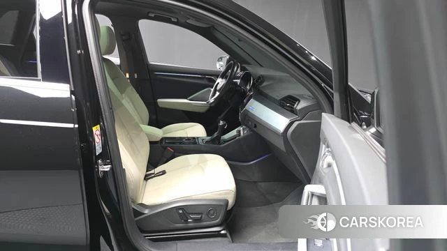 Audi Q3 (F3) 2023 Черный из Кореи, фото 2