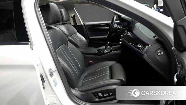 BMW 5 Series (G30) 2022 Белый из Кореи, фото 2