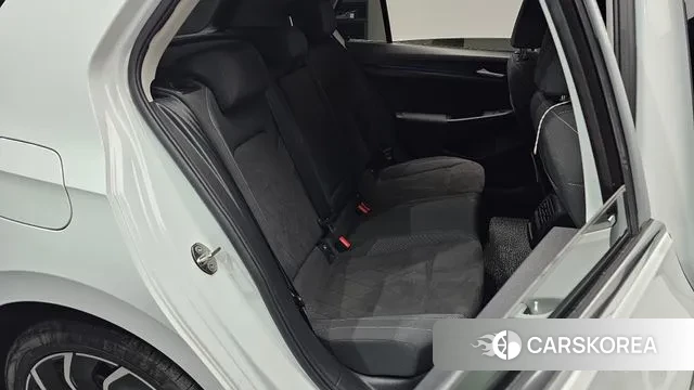 Volkswagen Golf 8th Generation 2022 Белый из Кореи, фото 2