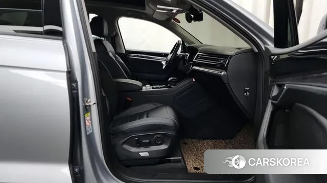 Volkswagen Touareg 3rd generation 2020 Серебристо-серый из Кореи, фото 2