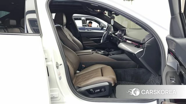 BMW 5 Series (G60) 2024 Белый из Кореи, фото 2