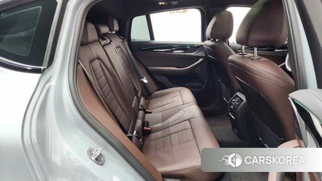 BMW X4 (G02) 2025 Светло-серебряный цвет из Кореи, фото 2
