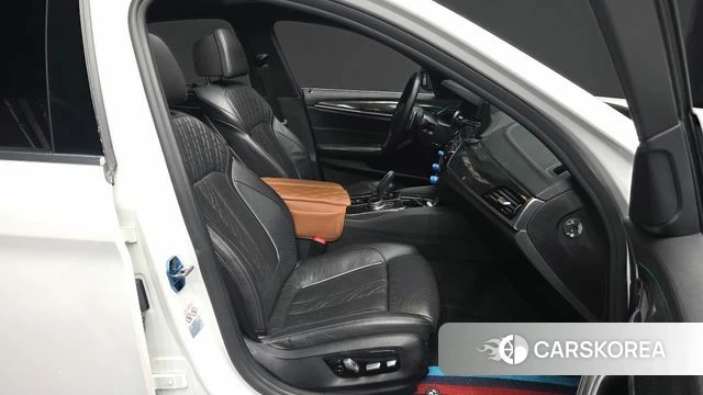 BMW 5 Series (G30) 2018 Белый из Кореи, фото 2