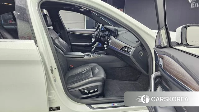 BMW 5 Series (G30) 2018 Белый из Кореи, фото 2