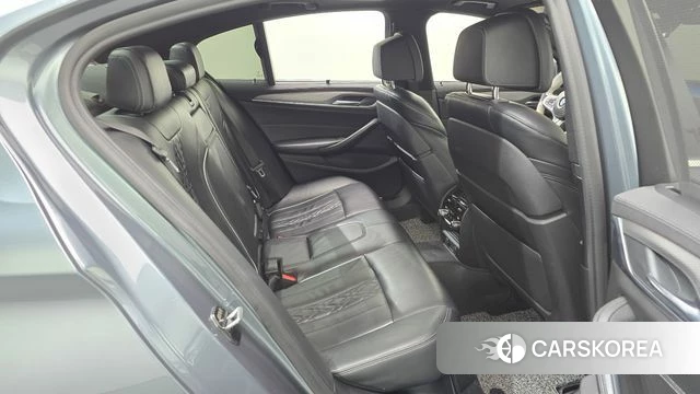 BMW 5 Series (G30) 2018 Светло-серебряный цвет из Кореи, фото 2