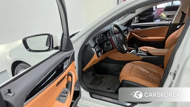 BMW 5 Series (G30) 2018 Белый из Кореи, фото 2