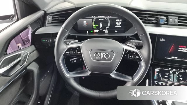 Audi e-Tron 2021 Белый из Кореи, фото 2