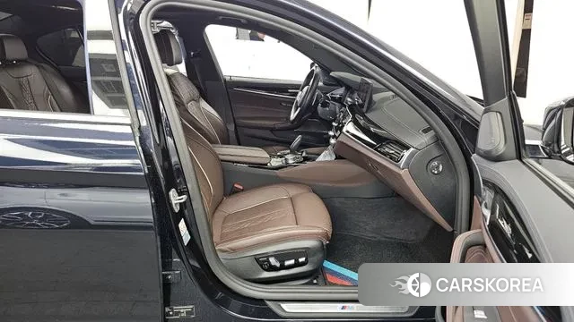 BMW 5 Series (G30) 2021 Черный из Кореи, фото 2