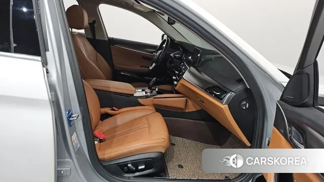 BMW 5 Series (G30) 2019 Белый из Кореи, фото 2