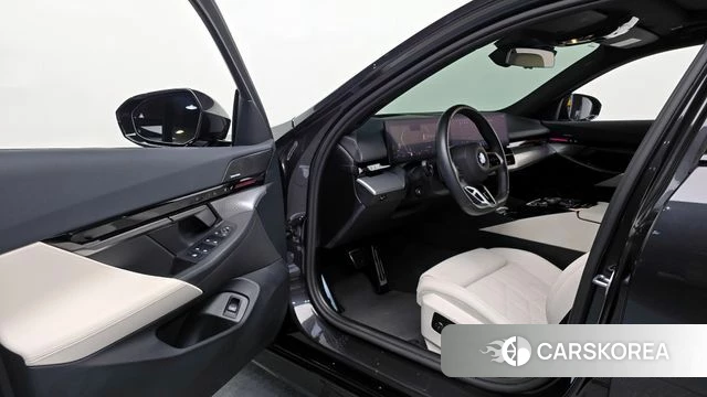 BMW 5 Series (G60) 2024 Серый из Кореи, фото 2