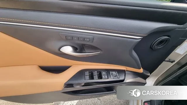 Lexus ES300h 7th generation 2023 Серебристо-серый из Кореи, фото 2