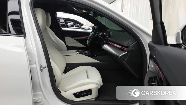 BMW 5 Series (G60) 2026 Белый из Кореи, фото 2