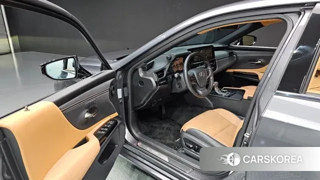 Lexus ES300h 7th generation 2023 Серый из Кореи, фото 2