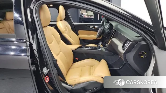 Volvo V60 Cross-Country 2nd Generation 2019 Черный из Кореи, фото 2