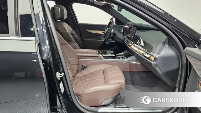 BMW 7 Series (G70) 2023 Черный из Кореи, фото 2