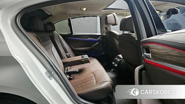 BMW 5 Series (G30) 2023 Белый из Кореи, фото 2