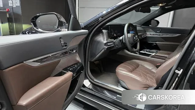 BMW 7 Series (G70) 2023 Черный из Кореи, фото 2