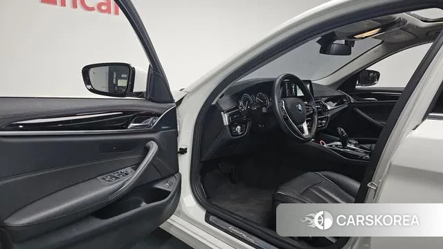 BMW 5 Series (G30) 2018 Белый из Кореи, фото 2