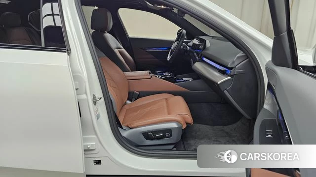 BMW 5 Series (G60) 2024 Белый из Кореи, фото 2