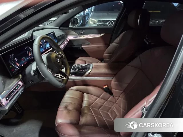 BMW 7 Series (G70) 2024 Серебряный двухцветный из Кореи, фото 2