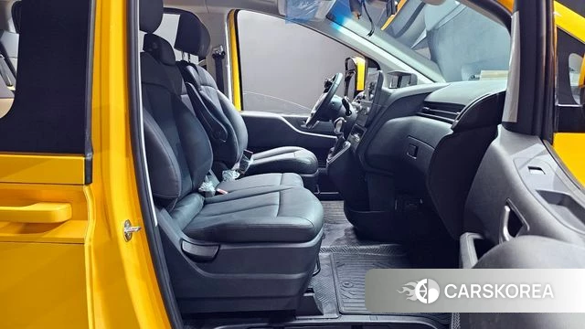 Hyundai Staria 2023 Желтый из Кореи, фото 2