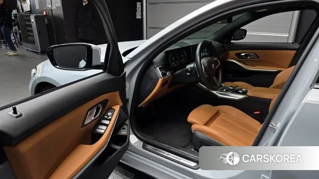 BMW 3 Series (G20) 2023 Светло-серебряный цвет из Кореи, фото 2