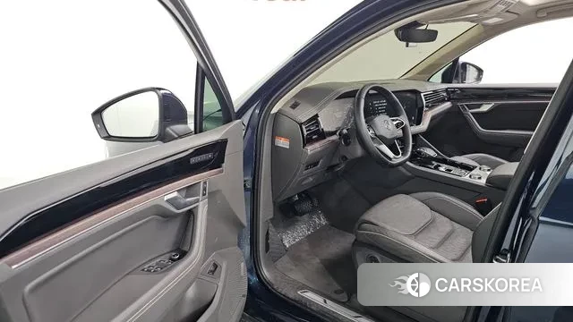 Volkswagen Touareg 3rd generation 2023 Синий из Кореи, фото 2